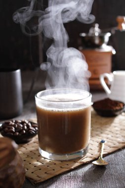 İçinden buhar çıkan bir fincan kahve.