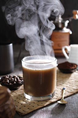 İçinden buhar çıkan bir fincan kahve.
