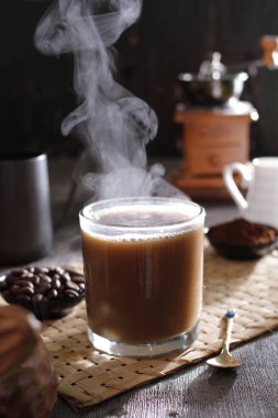 İçinden buhar çıkan bir fincan kahve.