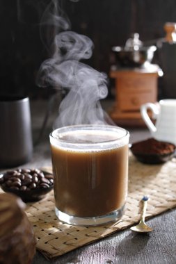 İçinden buhar çıkan bir fincan kahve.