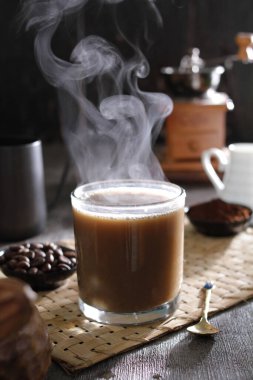 İçinden buhar çıkan bir fincan kahve.