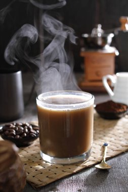 İçinden buhar çıkan bir fincan kahve.