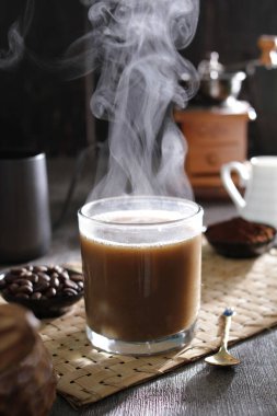 İçinden buhar çıkan bir fincan kahve.