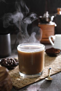 İçinden buhar çıkan bir fincan kahve.