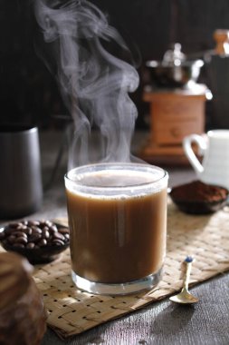 İçinden buhar çıkan bir fincan kahve.