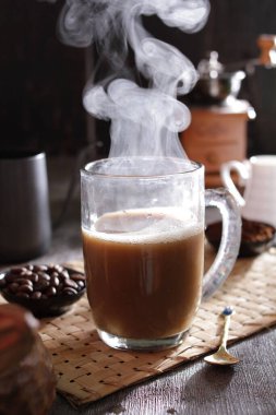 İçinden buhar çıkan bir fincan kahve.