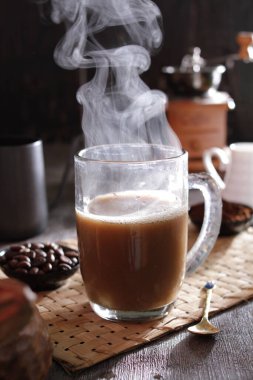 İçinden buhar çıkan bir fincan kahve.