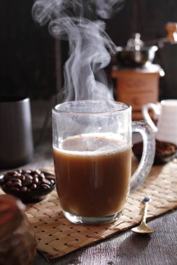 İçinden buhar çıkan bir fincan kahve.