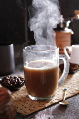 İçinden buhar çıkan bir fincan kahve.