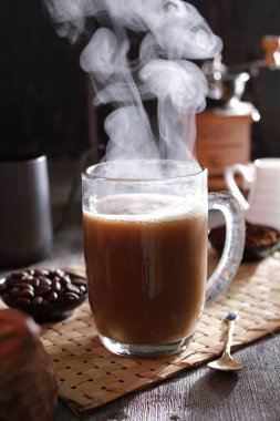 İçinden buhar çıkan bir fincan kahve.