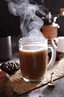 İçinden buhar çıkan bir fincan kahve.