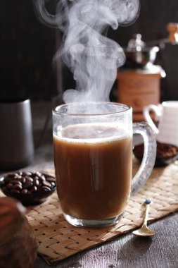 İçinden buhar çıkan bir fincan kahve.