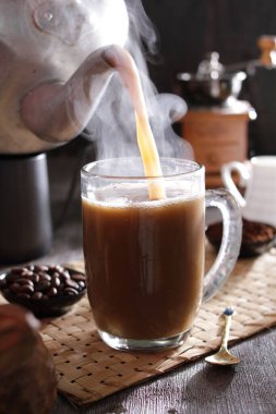 İçinden buhar çıkan bir fincan kahve.