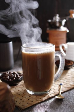 İçinden buhar çıkan bir fincan kahve.