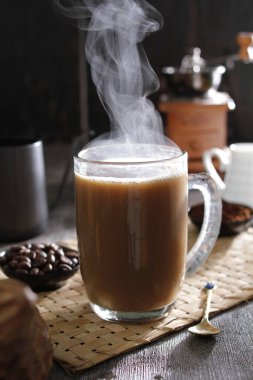 İçinden buhar çıkan bir fincan kahve.