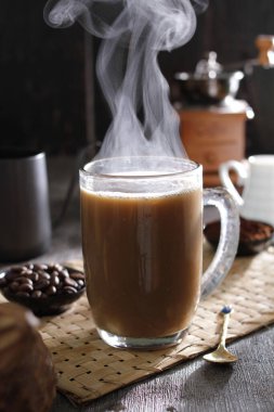 İçinden buhar çıkan bir fincan kahve.