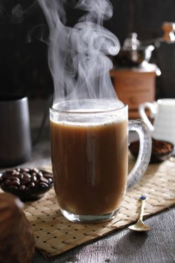 İçinden buhar çıkan bir fincan kahve.