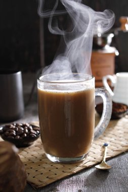 İçinden buhar çıkan bir fincan kahve.