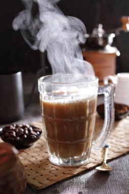 İçinden buhar çıkan bir fincan kahve.