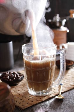 İçinde kaşık ve kaşık olan bir fincan kahve.