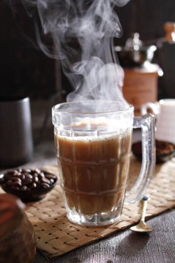 İçinden buhar çıkan bir fincan kahve.