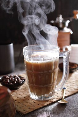 İçinden buhar çıkan bir fincan kahve.