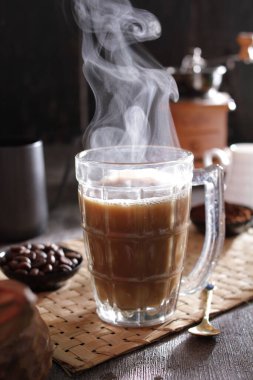 İçinden buhar çıkan bir fincan kahve.