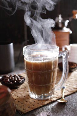 İçinden buhar çıkan bir fincan kahve.