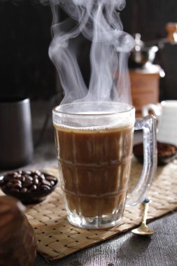 İçinden buhar çıkan bir fincan kahve.