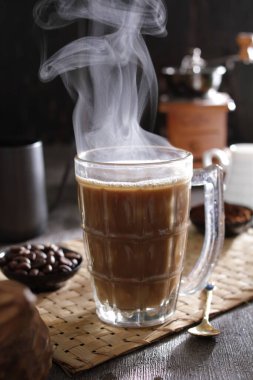 İçinden buhar çıkan bir fincan kahve.