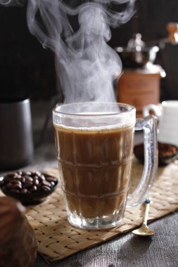 İçinden buhar çıkan bir fincan kahve.