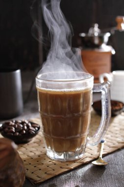 İçinden buhar çıkan bir fincan kahve.