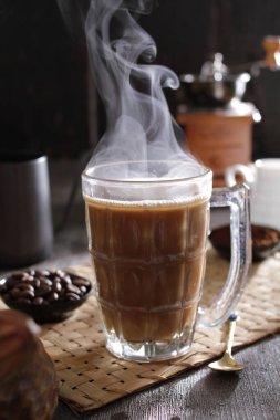 İçinden buhar çıkan bir fincan kahve.