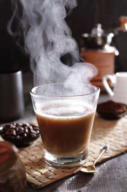 İçinden buhar çıkan bir fincan kahve.