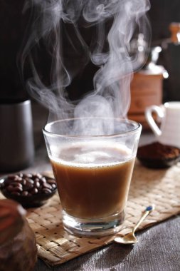 İçinden buhar çıkan bir fincan kahve.