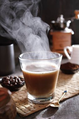 İçinden buhar çıkan bir fincan kahve.