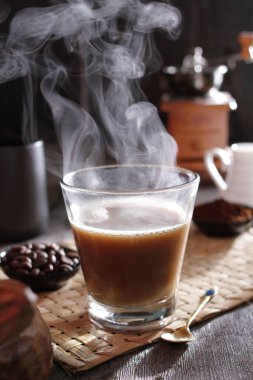 İçinden buhar çıkan bir fincan kahve.