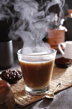 İçinden buhar çıkan bir fincan kahve.