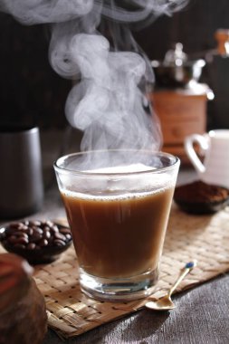 İçinden buhar çıkan bir fincan kahve.