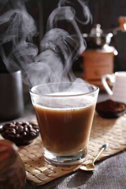 İçinden buhar çıkan bir fincan kahve.