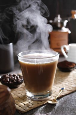 İçinden buhar çıkan bir fincan kahve.