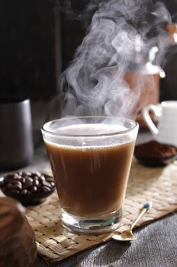 İçinden buhar çıkan bir fincan kahve.