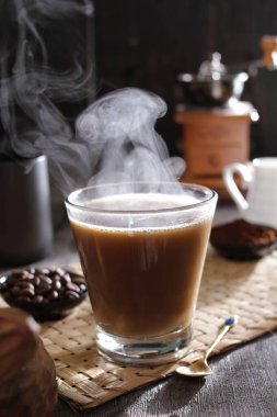 İçinden buhar çıkan bir fincan kahve.