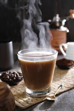 İçinden buhar çıkan bir fincan kahve.