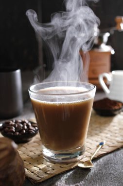 İçinden buhar çıkan bir fincan kahve.