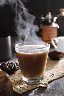İçinden buhar çıkan bir fincan kahve.