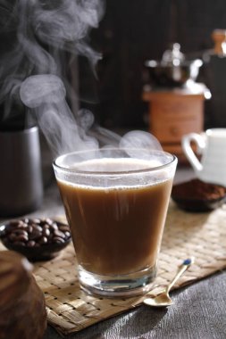 İçinden buhar çıkan bir fincan kahve.