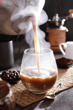 Bir insan bardağa içki dolduruyor.