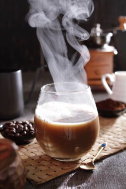 İçinden buhar çıkan bir bardak kahve.