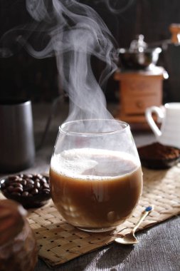 İçinden buhar çıkan bir fincan kahve.